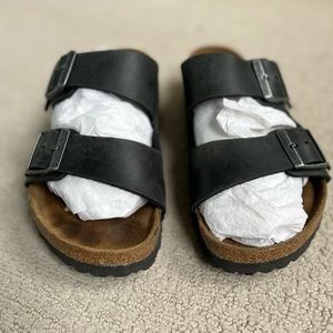 Women’s Arizona Birkenstock Black Oiled Leather Soft Footbed Size 39